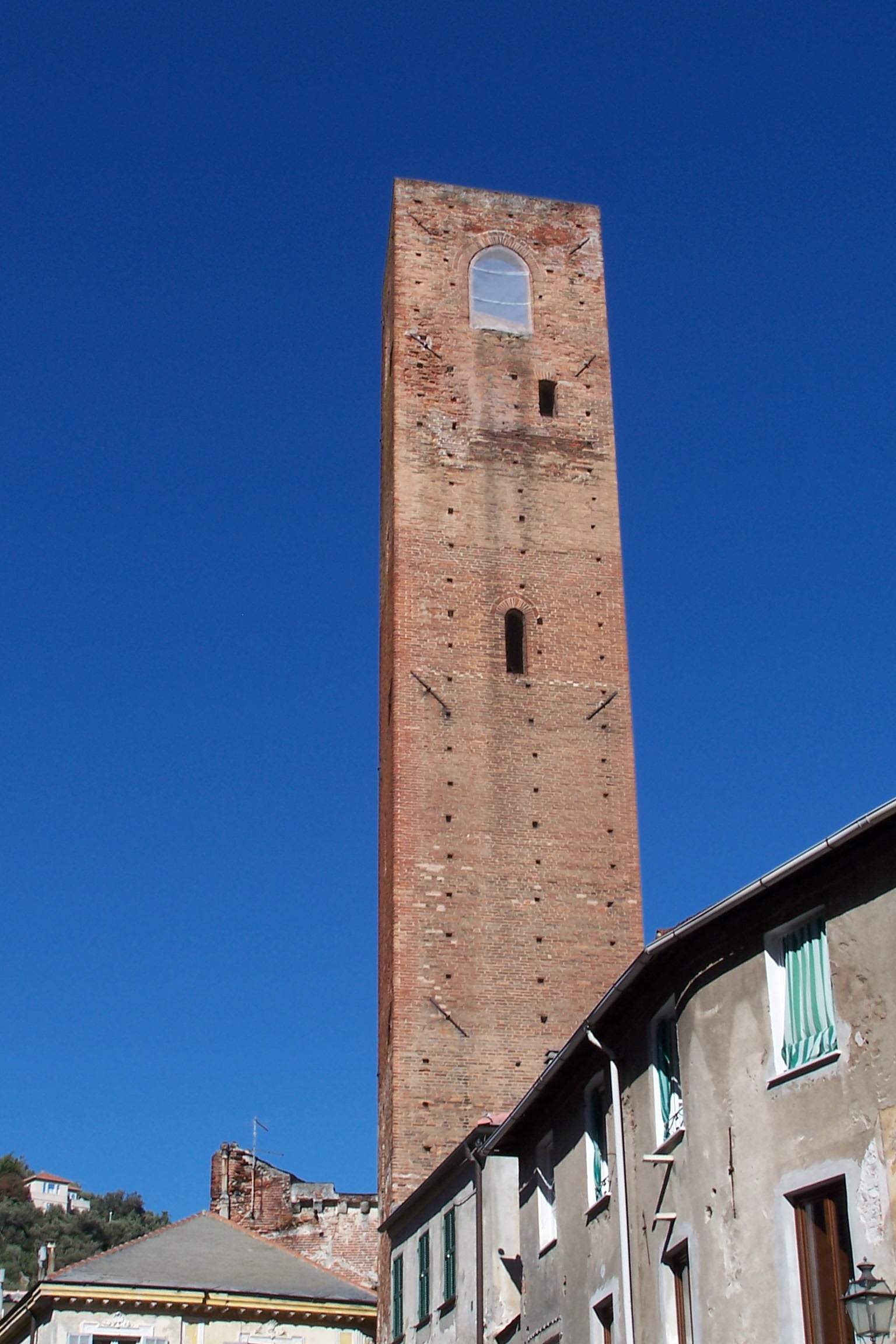 Panoramica della torre vista da terra