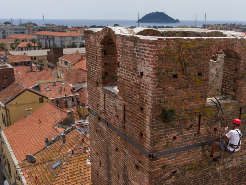 Il restauro su fune della ditta Formento Restauri sulla Torre civica Malasemenza.