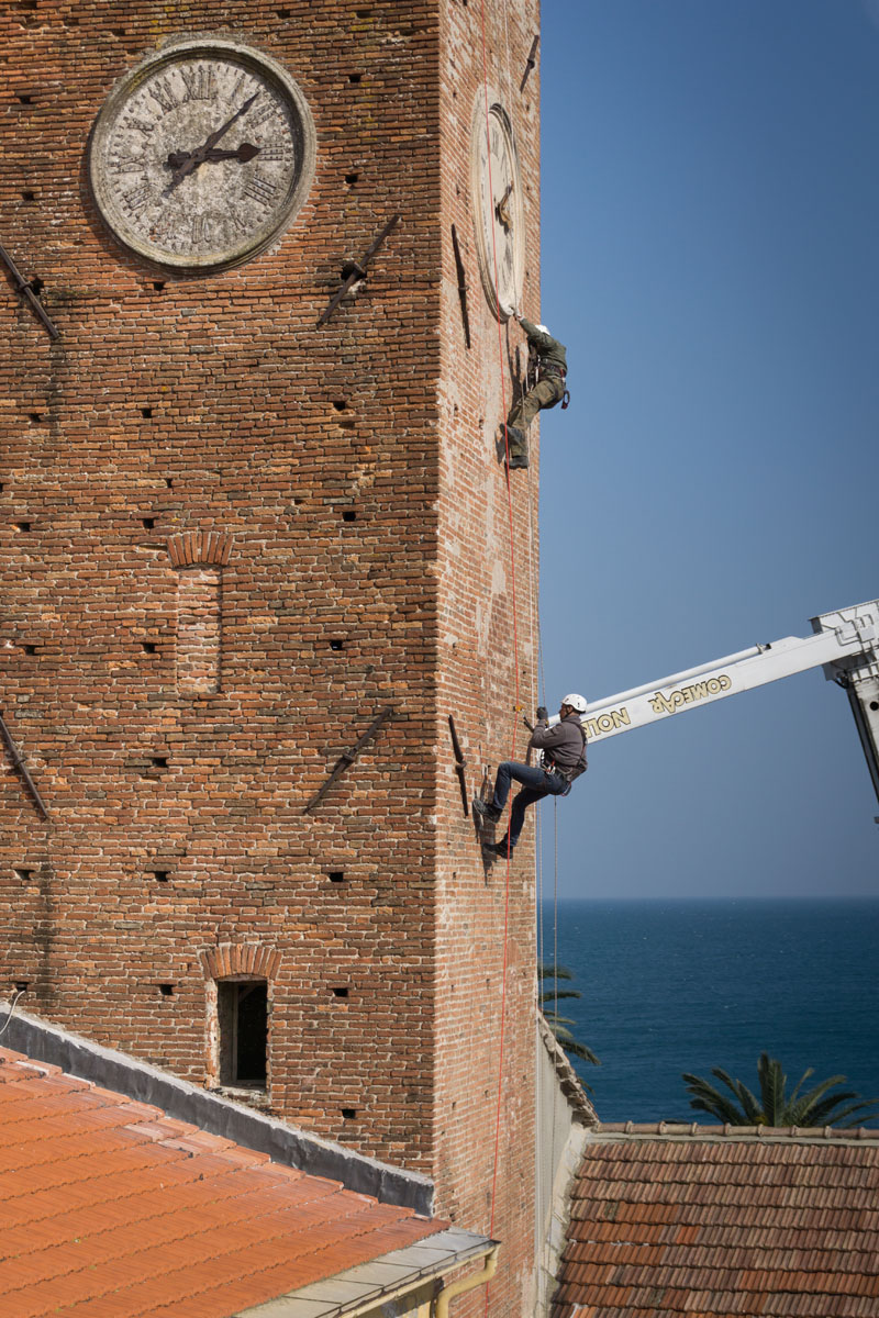 Operai Formento specializzati in lavori operano all’esterno della Torre tramite funi