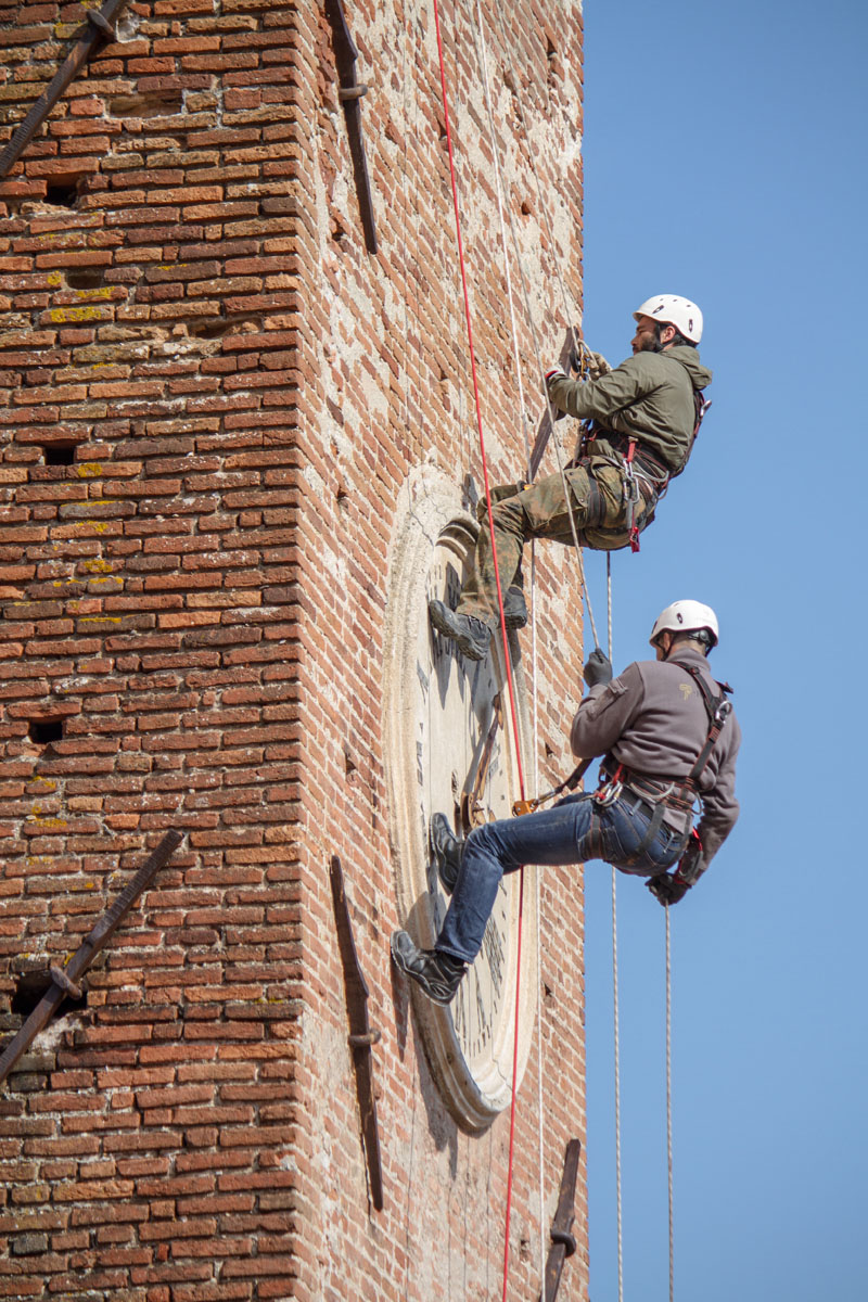 Operai Formento specializzati in lavori operano all’esterno della Torre tramite funi