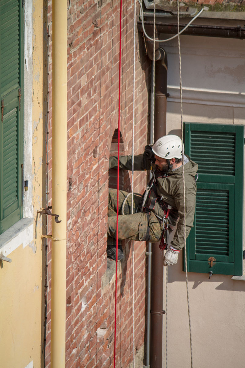 Operai Formento specializzati in lavori operano all’esterno della Torre tramite funi